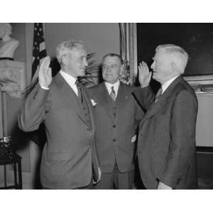  1940 photo New Republican Senator from Vermont takes oath 