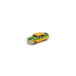  HO RTR Checker A8 Taxi, Green/Yellow Toys & Games