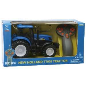   24th New Holland T7070 Remote Control Tractor by NEW RAY: Toys & Games