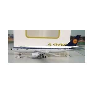  Flight Miniatures Boeing 757 200 Delta Scale 1/200 Toys & Games