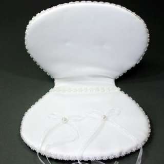 Das Ringkissen ist aus weißem Satinstoff gefertigt und mit Perlen 