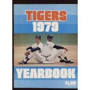   Tigers Yearbook EXMT   MLB Programs and Yearbooks: Sports & Outdoors