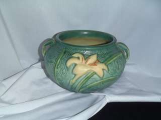 Vintage Roseville 671 4, Day Lily Handled Urn Pot EVERGREEN   NICE 